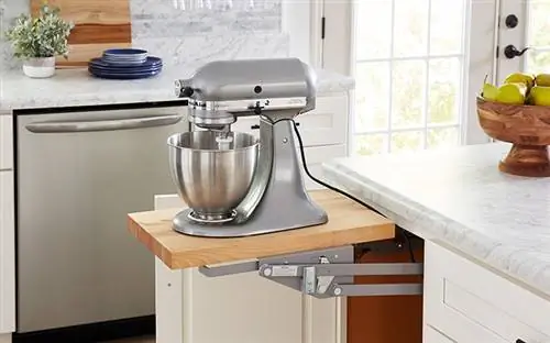 Великолепный стационарный миксер из нержавеющей стали появляется из ниоткуда на мощном подъемнике, прикрепленном под шкафом от Cabinets To Go.