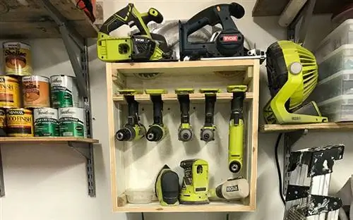 Электроинструменты Ryobi хранятся в одной из систем организации деревянного гаража Сабрины и Билла Гордонов.