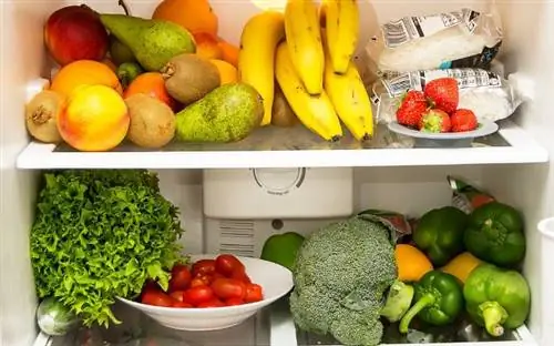 Холодильник полный продуктов, бананов, манго, брокколи, болгарского перца, помидоров, салата