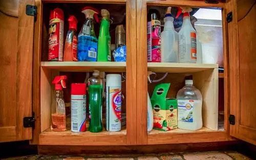 Тумба под раковиной с полкой-стояком, которая максимально увеличивает пространство для хранения