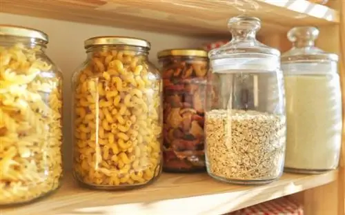 Деревянные полки в кладовой для хранения продуктов, зерновые продукты в банках для хранения