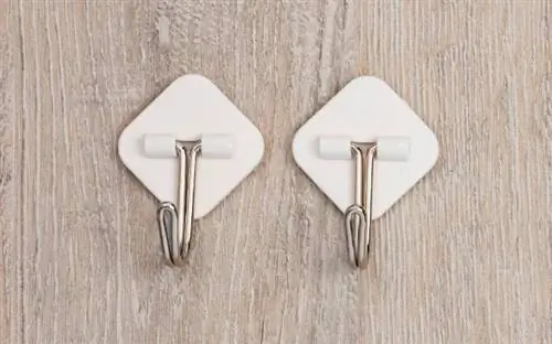 Два пластиковых клейких крючка с металлическими крючками