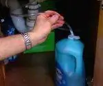 Вставка трубки в емкость с жидким мылом.