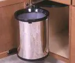 Мусорный бак, установленный на поворотном шкафу