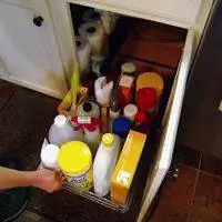 Выдвижное хранилище под раковиной.