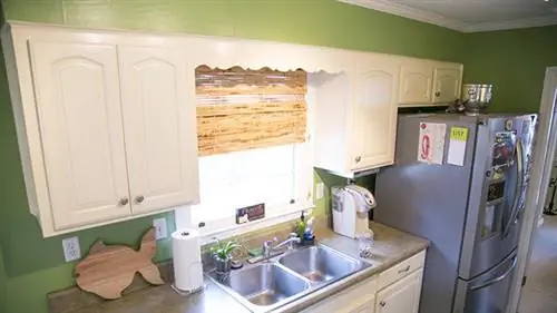 Нижняя часть - это пространство между верхней частью шкафов и потолком.