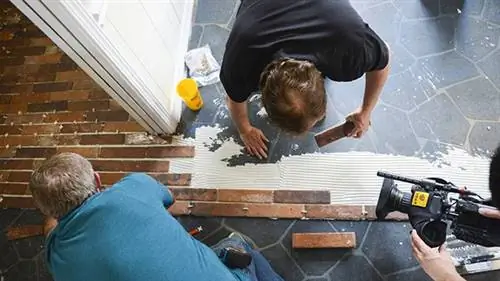 Аллен Лайл и Кеннет Сиглер укладывают керамогранит.