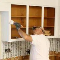 Маляр покрасил кухонные шкафы.