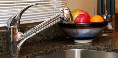 Хромированный смеситель для кухонной раковины.