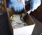 Использование картонной коробки для удаления средства для снятия краски.