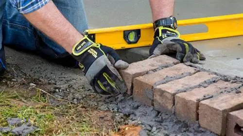 Выкладка кирпичного бордюра