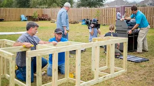 Аллен и Медведь строят каркас для шкафов, а Эшли и Отэм разбирают решетку.