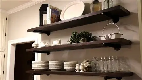 Открытые полки на кухне
