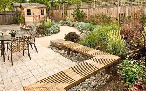 Ухоженный небольшой сад с жестким дизайном