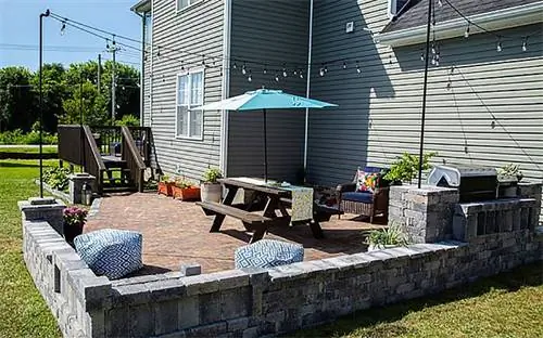 Патио из брусчатки со столом для пикника и зонтиком