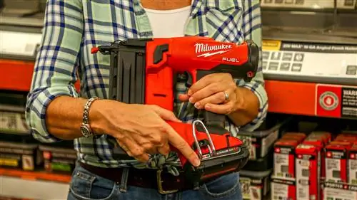 Джоди Маркс держит Milwaukee Brad Nailer в магазине Home Depot во время записи лучших новых продуктов.