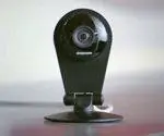 Камера видеонаблюдения Nest Dropcam на столе.