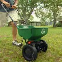 Использование разбрасывателя для удобрения газона