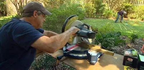 Резка пиломатериала торцовочной пилой для каркаса теплицы.