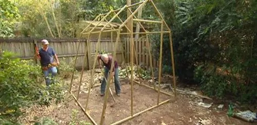Собран каркас бюджетной теплицы.