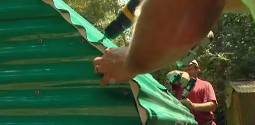 Крепление стеклопластиковых панелей к крыше теплицы.