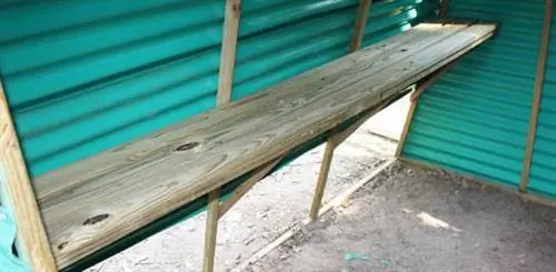 Полка с кронштейнами внутри теплицы.