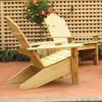 Стулья Adirondack изготовлены из обработанной под давлением сосны.