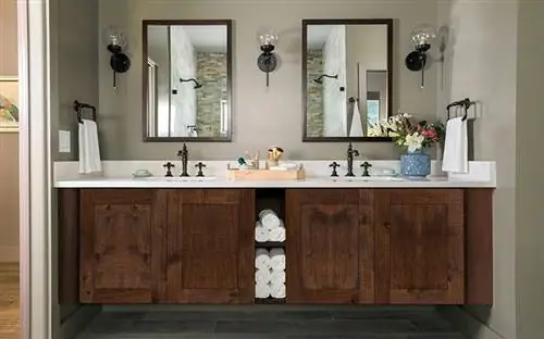 Туалетный столик с тумбой-шейкером из коллекции Spring hill Hickory от Cabinets To Go.