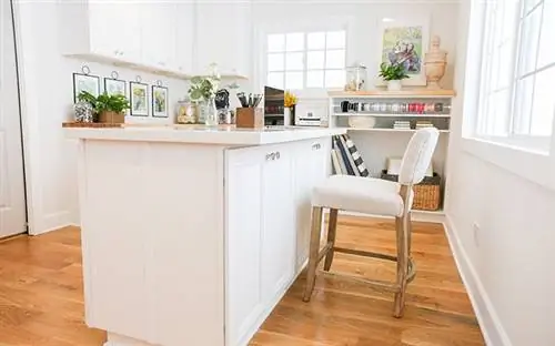 Современная мастерская с приподнятыми панельными шкафами из коллекции Aspen White от Cabinets To Go.
