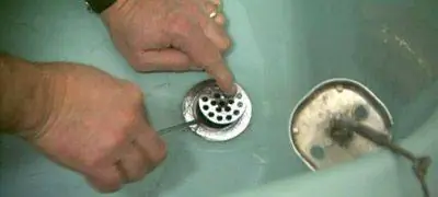 Снятие сливной решетки.