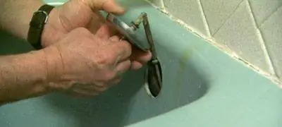 Вытягивание сливного узла из переливной трубы.