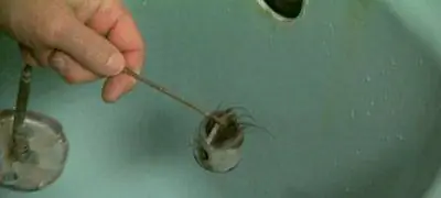 Уборка волос и мусора из сливного бачка.