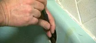 Вставка сливной палочки в слив.