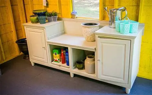Переделанная горшечная скамья в сарае