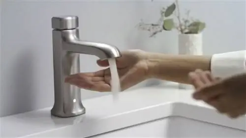 Волна воды с помощью бесконтактного крана Kohler