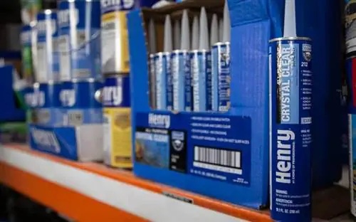 Универсальный прозрачный пластырь Henry 212 в коробке на полке в The Home Depot