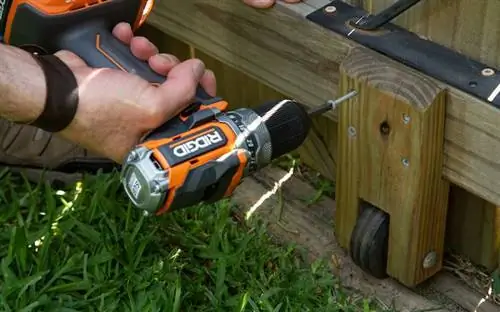 Сверло Ridgid сверло оцинкованными шурупами в ролике на воротах забора