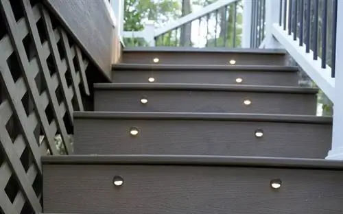 Светильники Trex Stair Riser Lights добавляют безопасности и красоты в ночное время.