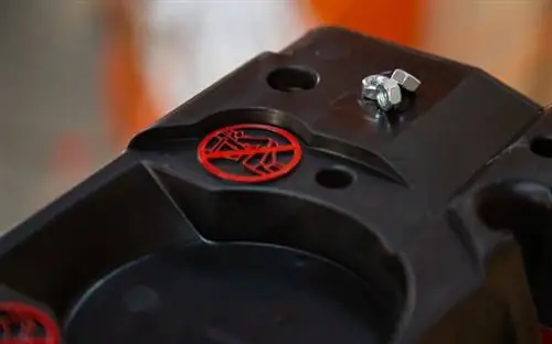 Крупный план мусорного ведра с магнитной полосой Holster-Top наверху 6-футового Werner. лестница Крупный план мусорного ведра с магнитной полосой Holster-Top наверху 6-футового Werner. лестница