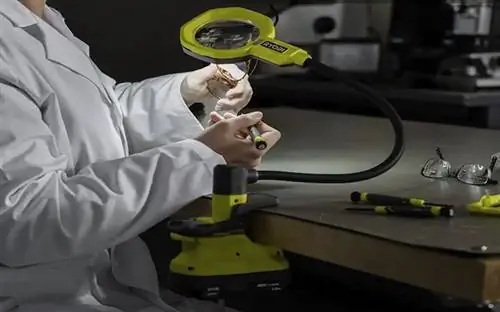 Светодиодная лупа Ryobi ONE+ 18 В с подсветкой, закрепленная сбоку от рабочего места