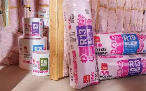 Рулоны стекловолоконной изоляции нового поколения Owens Corning PINK внутри строящегося дома