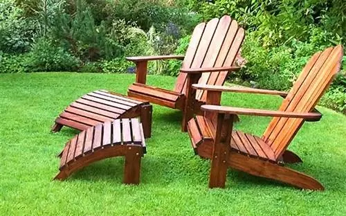 Стулья Adirondack на заднем дворе Стулья Adirondack на заднем дворе