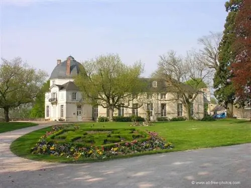 Традиционный французский сад уступил место цветам и более естественному стилю.