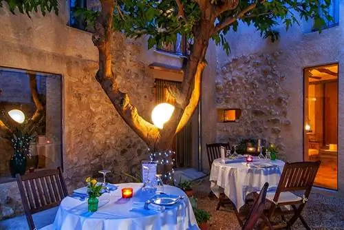 Освещение в саду в летние месяцы