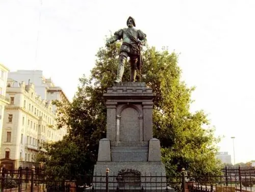 Памятник Хуану де Гараю в Буэнос-Айресе (Аргентина)