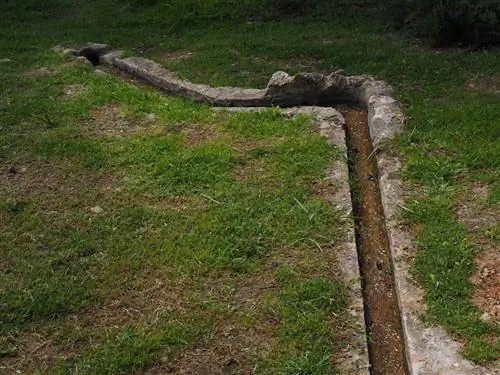 Выкопайте траншеи, чтобы предотвратить избыточную воду от дождя