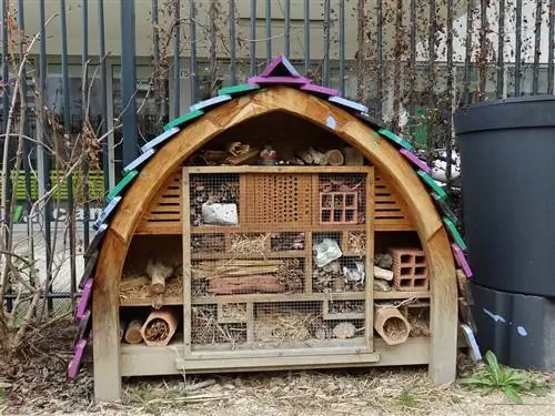 Вид на самодельный отель для насекомых