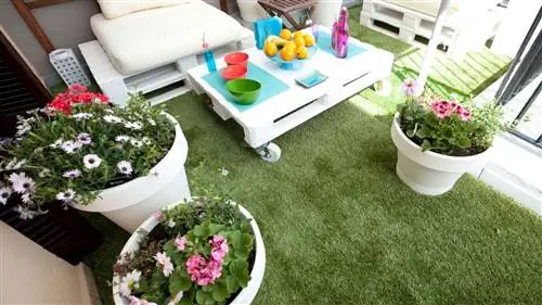 цветочные композиции придают террасе колорит