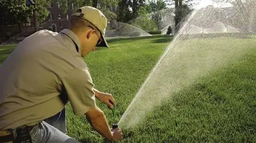 как полить газон без разбрызгивателей