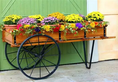 В деревенских садах много природных элементов